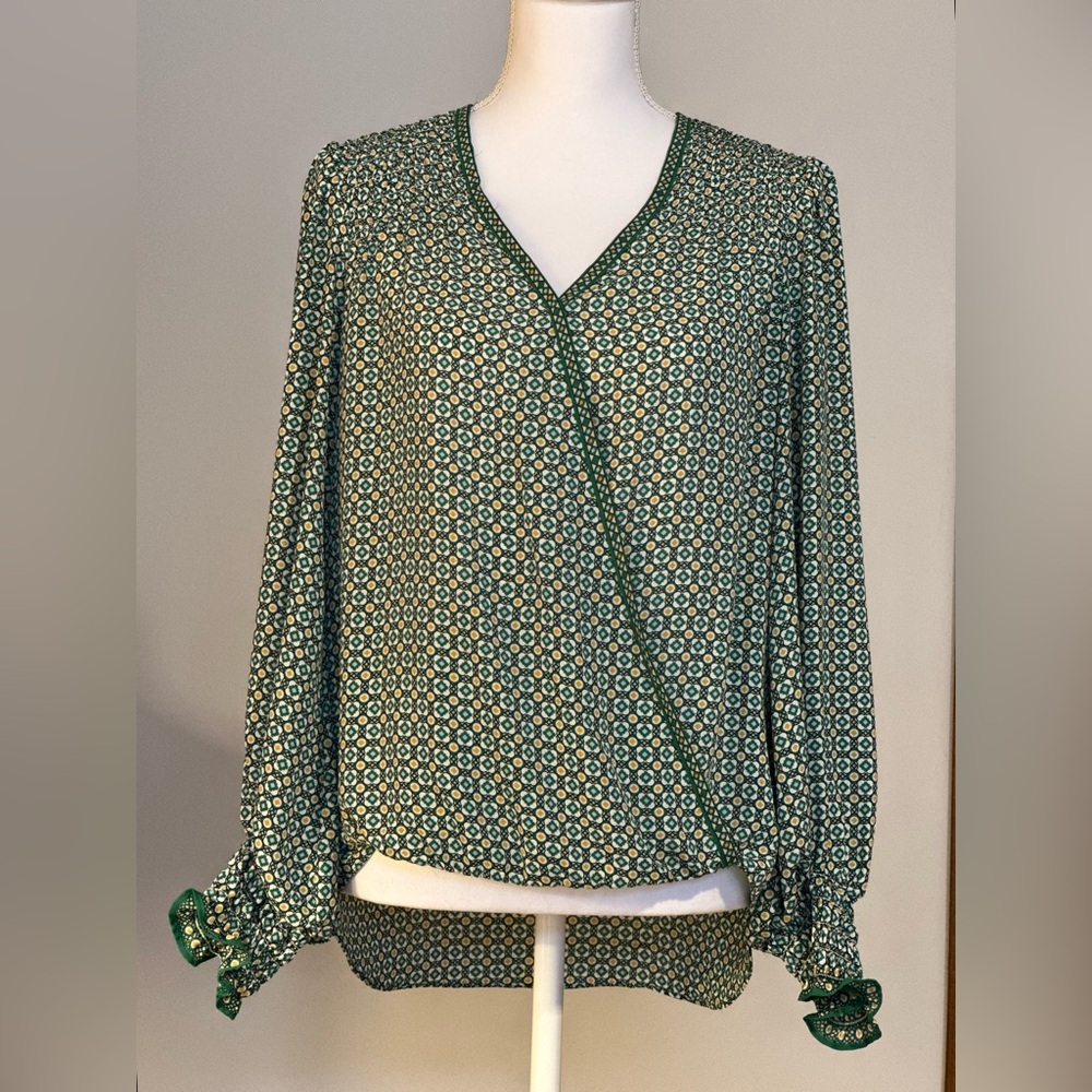 Max Studio high-low green print blouse, long-sleeve V-neck with hidden snap
